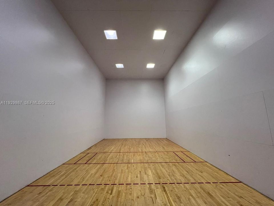 For Rent: $2,400 (2 beds, 2 baths, 1000 Square Feet)