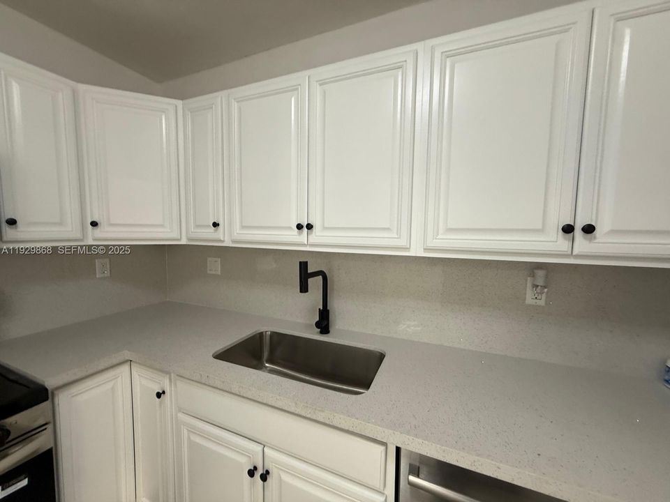 For Sale: $535,000 (2 beds, 1 baths, 1165 Square Feet)