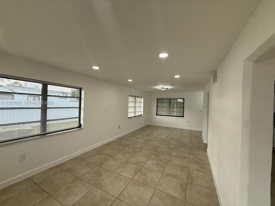 For Sale: $535,000 (2 beds, 1 baths, 1165 Square Feet)