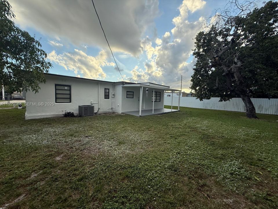 For Sale: $535,000 (2 beds, 1 baths, 1165 Square Feet)