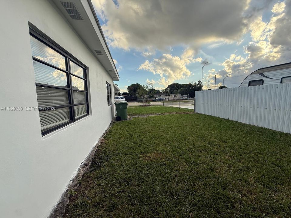 For Sale: $535,000 (2 beds, 1 baths, 1165 Square Feet)