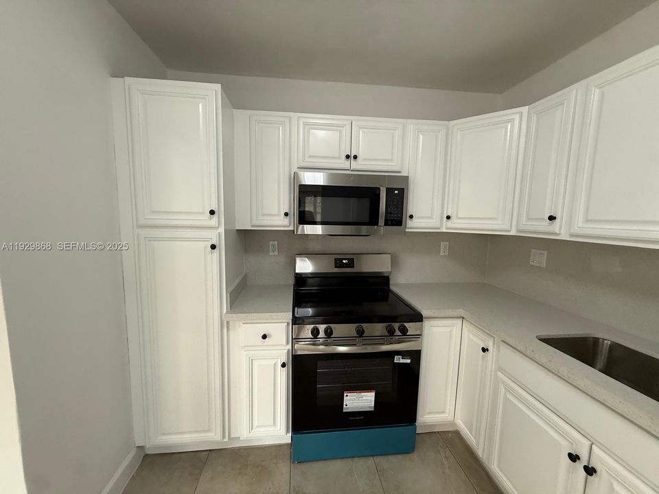 For Sale: $535,000 (2 beds, 1 baths, 1165 Square Feet)