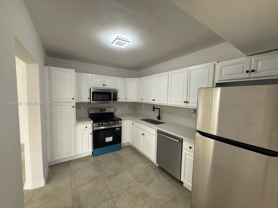 For Sale: $535,000 (2 beds, 1 baths, 1165 Square Feet)