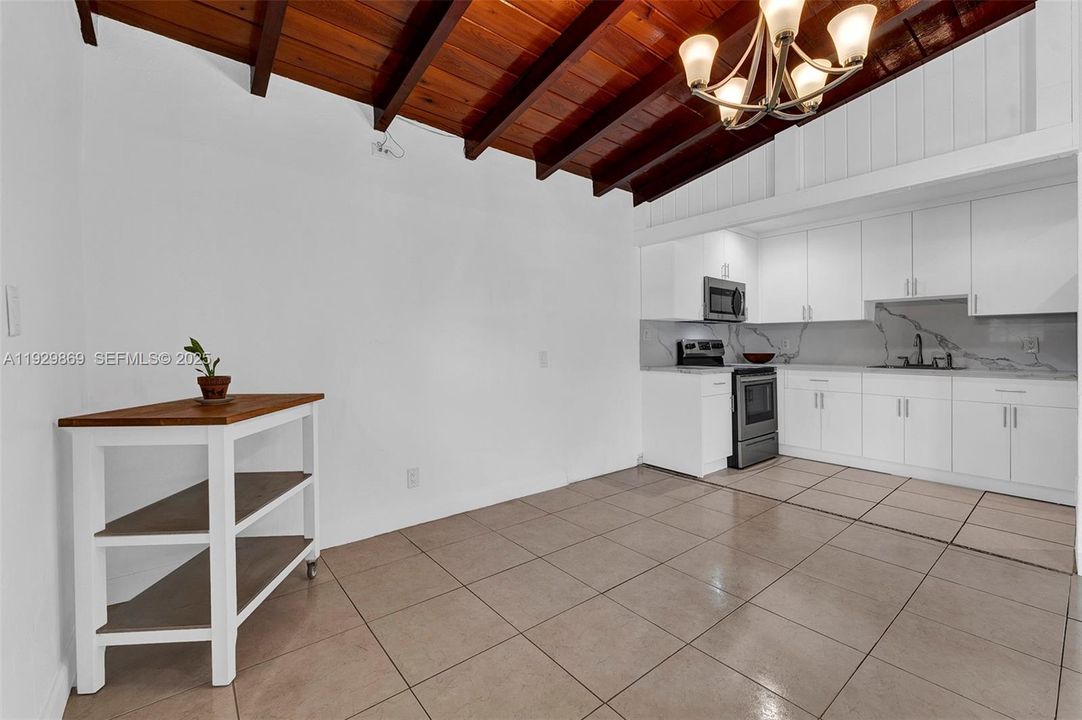 出租: $3,000 (3 贝兹, 1 浴室, 1484 平方英尺)