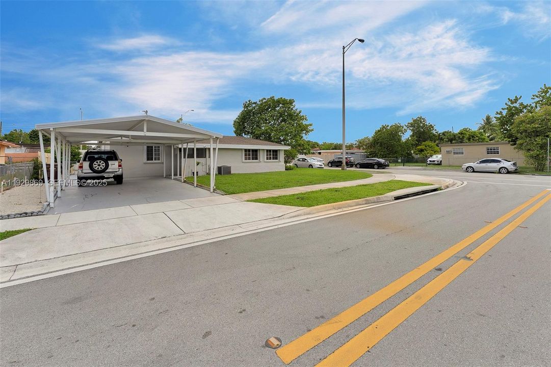 出租: $3,000 (3 贝兹, 1 浴室, 1484 平方英尺)