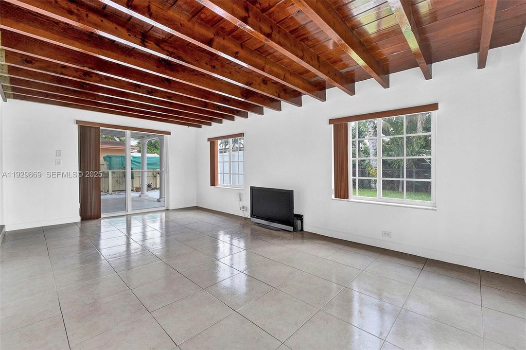 出租: $3,000 (3 贝兹, 1 浴室, 1484 平方英尺)