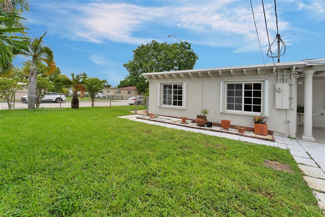 出租: $3,000 (3 贝兹, 1 浴室, 1484 平方英尺)