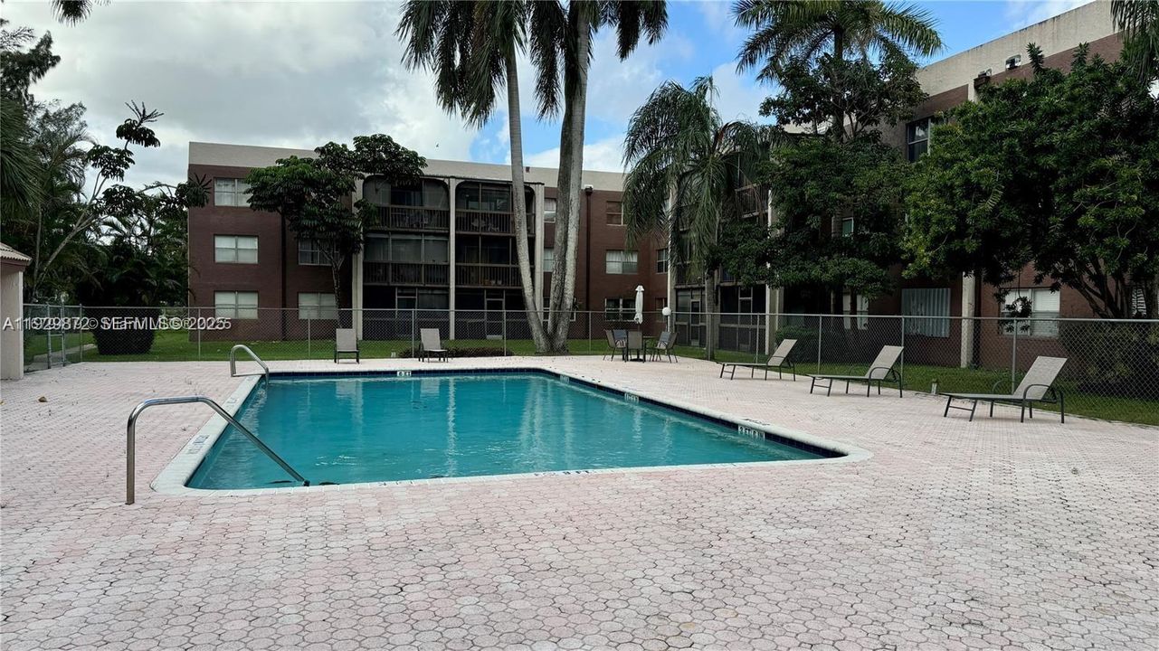 For Sale: $224,900 (2 beds, 2 baths, 1060 Square Feet)