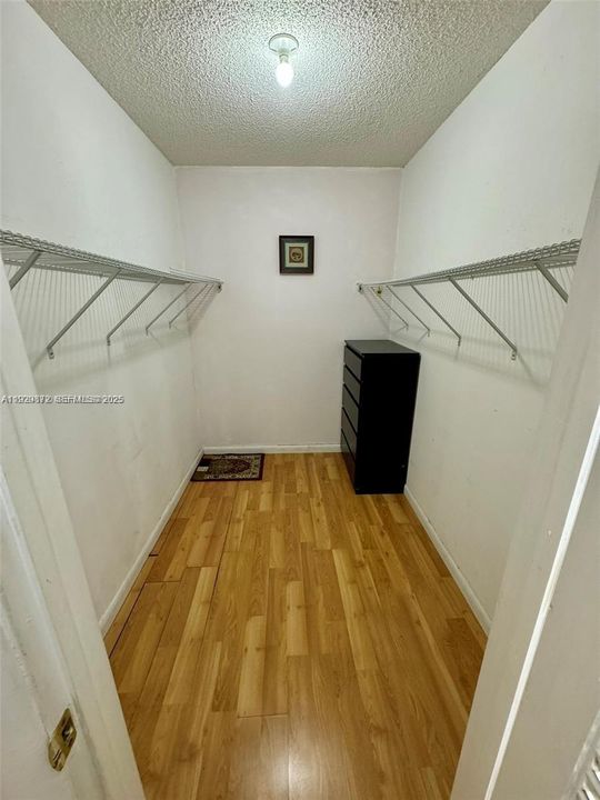 For Sale: $224,900 (2 beds, 2 baths, 1060 Square Feet)