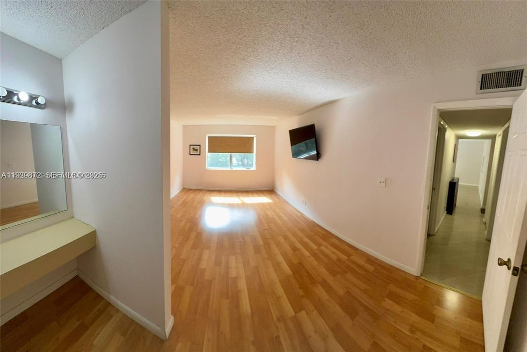 For Sale: $224,900 (2 beds, 2 baths, 1060 Square Feet)
