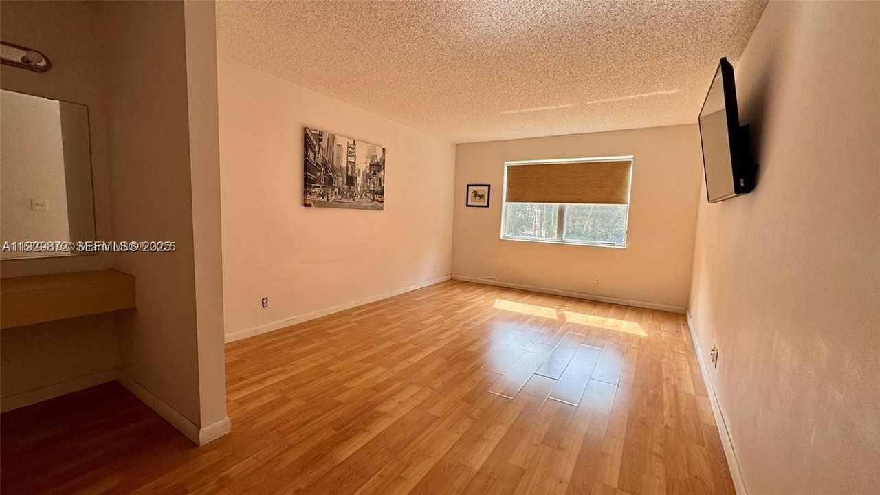 For Sale: $224,900 (2 beds, 2 baths, 1060 Square Feet)