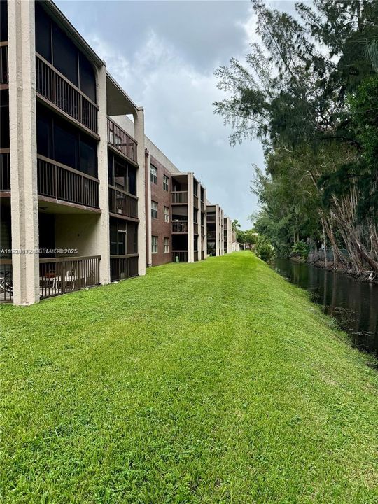 For Sale: $224,900 (2 beds, 2 baths, 1060 Square Feet)