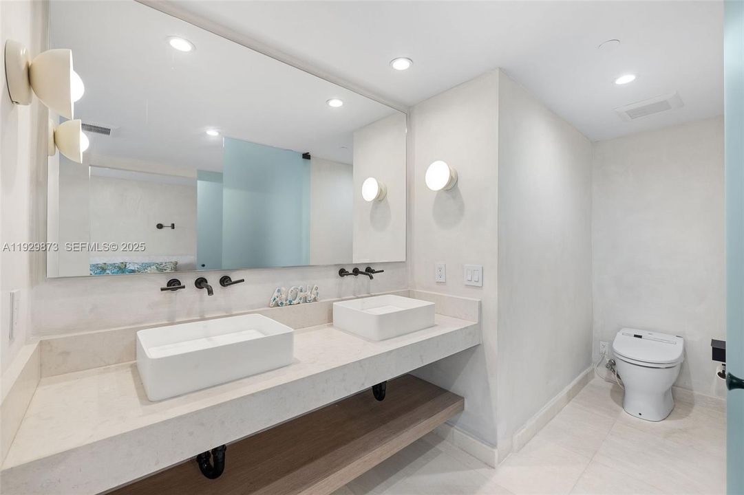 For Sale: $2,195,000 (2 beds, 2 baths, 1322 Square Feet)