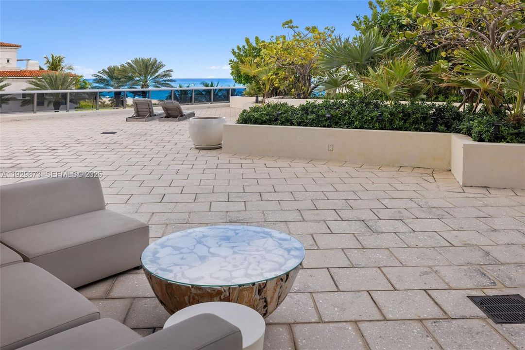 For Sale: $2,195,000 (2 beds, 2 baths, 1322 Square Feet)