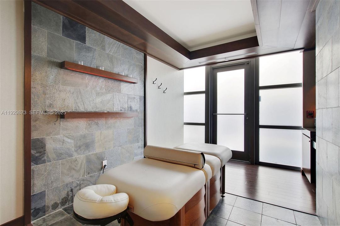 For Sale: $2,195,000 (2 beds, 2 baths, 1322 Square Feet)