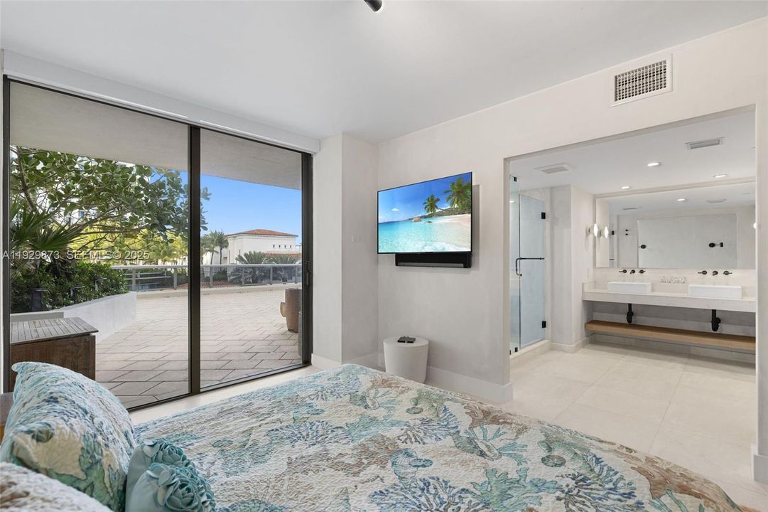 For Sale: $2,195,000 (2 beds, 2 baths, 1322 Square Feet)