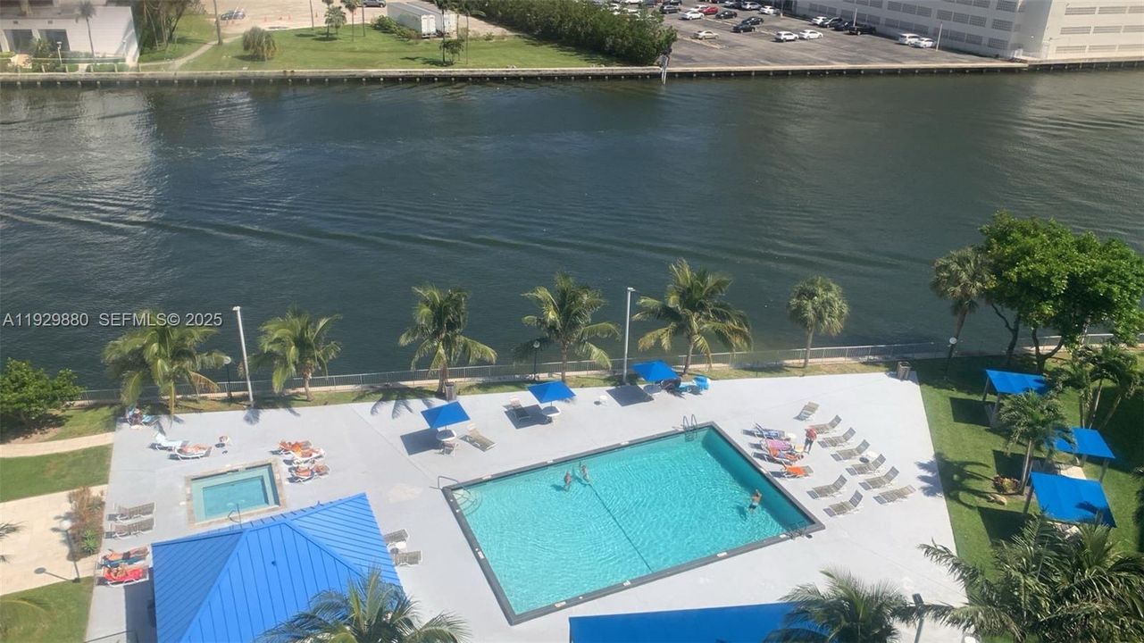 待售: $250,000 (1 贝兹, 1 浴室, 915 平方英尺)