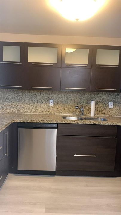 待售: $250,000 (1 贝兹, 1 浴室, 915 平方英尺)