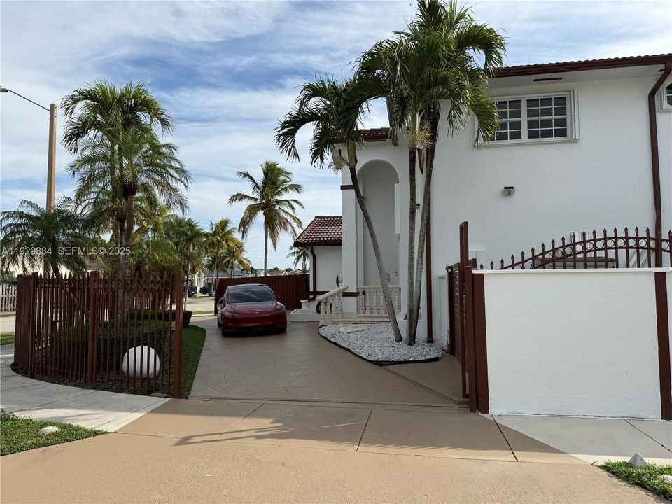 For Sale: $965,000 (4 beds, 3 baths, 2215 Square Feet)