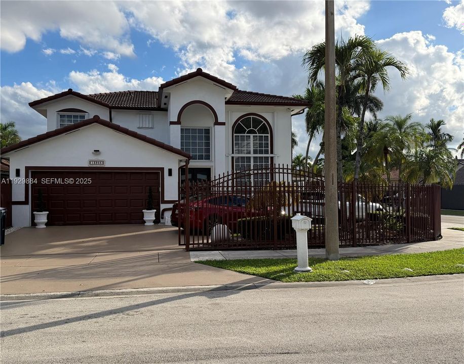 For Sale: $965,000 (4 beds, 3 baths, 2215 Square Feet)