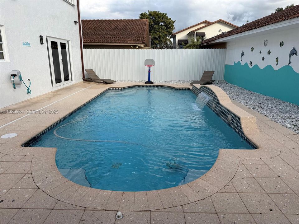 For Sale: $965,000 (4 beds, 3 baths, 2215 Square Feet)