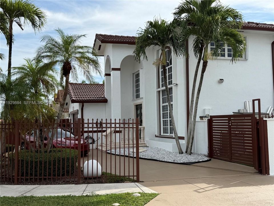 For Sale: $965,000 (4 beds, 3 baths, 2215 Square Feet)