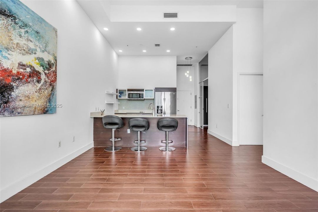 For Sale: $525,000 (1 beds, 1 baths, 763 Square Feet)