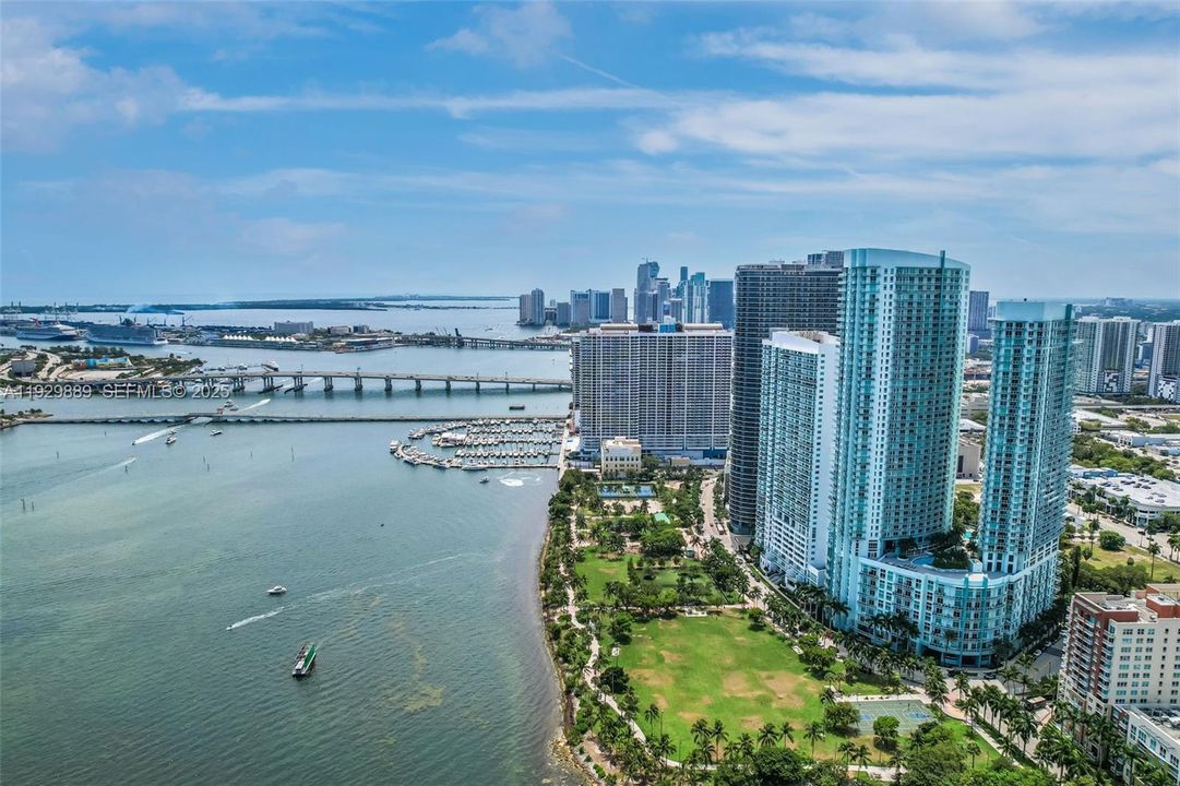 For Sale: $525,000 (1 beds, 1 baths, 763 Square Feet)