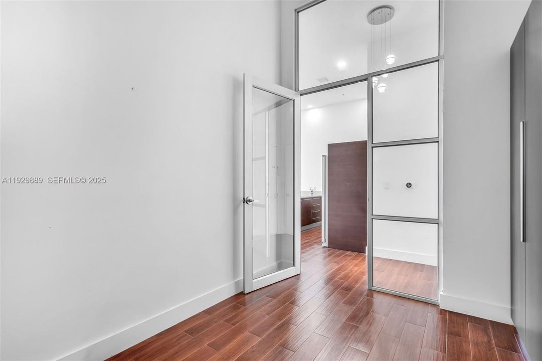 For Sale: $525,000 (1 beds, 1 baths, 763 Square Feet)