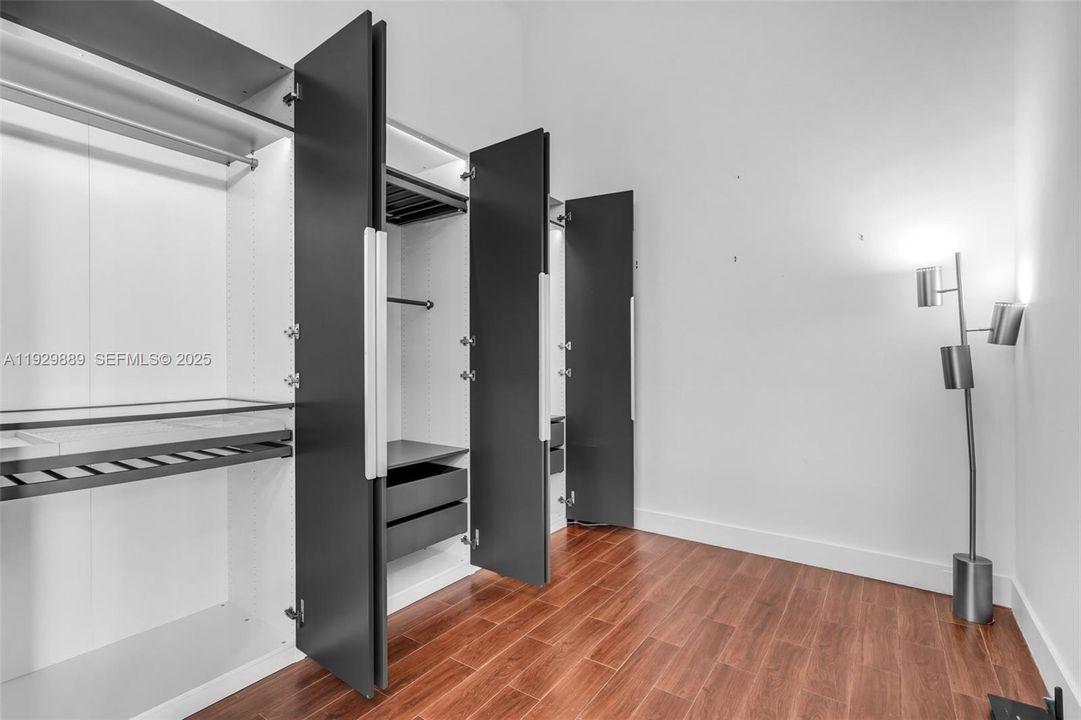 For Sale: $525,000 (1 beds, 1 baths, 763 Square Feet)