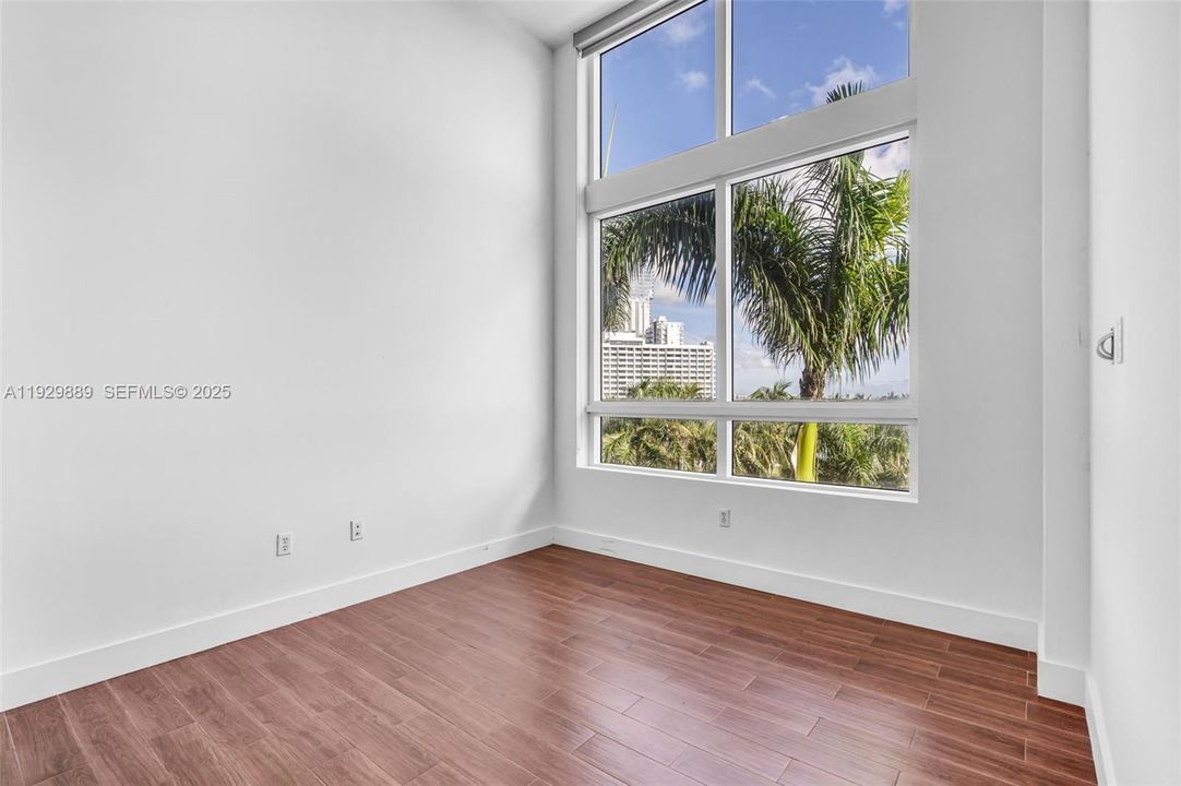 For Sale: $525,000 (1 beds, 1 baths, 763 Square Feet)