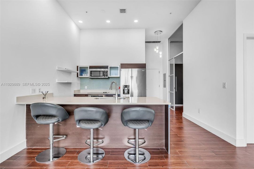 For Sale: $525,000 (1 beds, 1 baths, 763 Square Feet)
