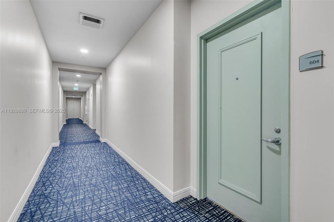 For Sale: $525,000 (1 beds, 1 baths, 763 Square Feet)