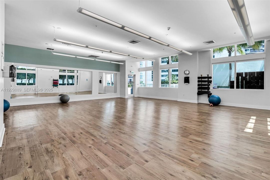 For Sale: $525,000 (1 beds, 1 baths, 763 Square Feet)