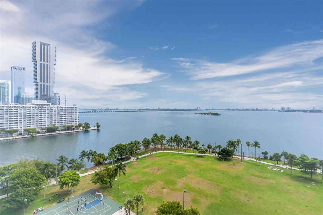 For Sale: $525,000 (1 beds, 1 baths, 763 Square Feet)