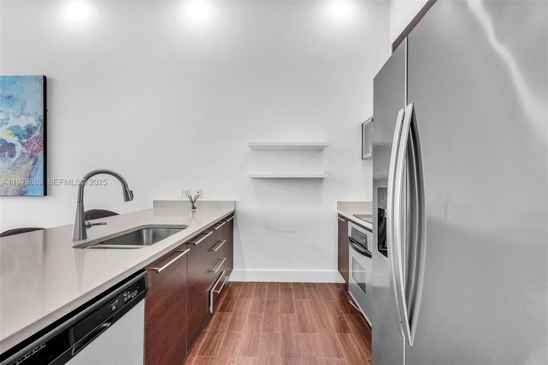 For Sale: $525,000 (1 beds, 1 baths, 763 Square Feet)