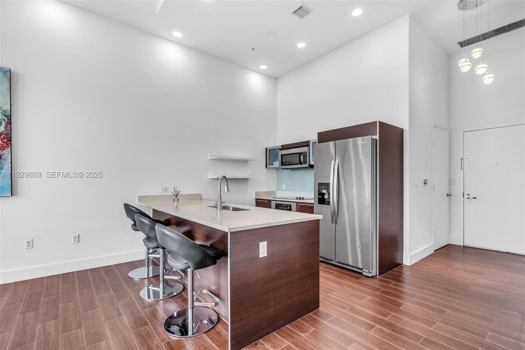 For Sale: $525,000 (1 beds, 1 baths, 763 Square Feet)