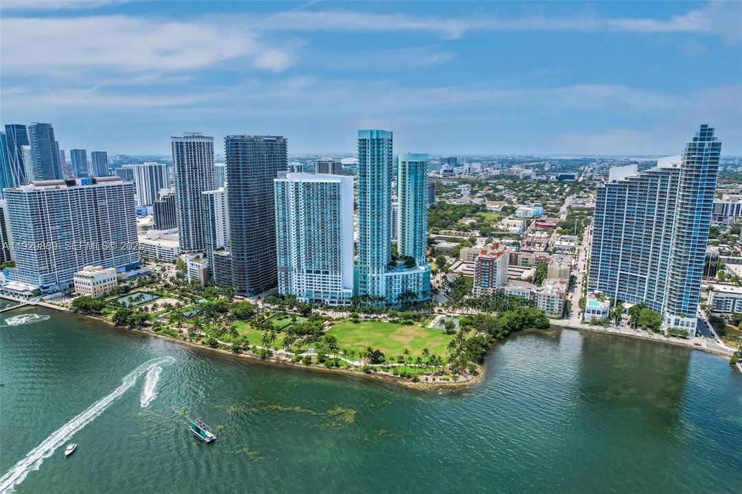 For Sale: $525,000 (1 beds, 1 baths, 763 Square Feet)