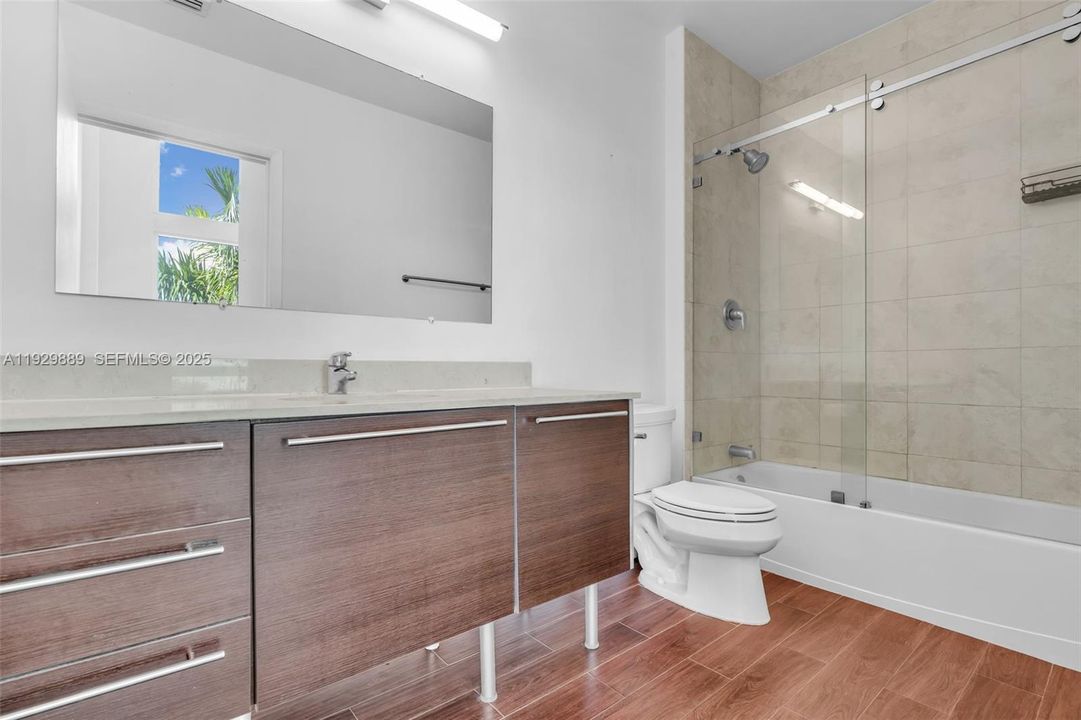 For Sale: $525,000 (1 beds, 1 baths, 763 Square Feet)