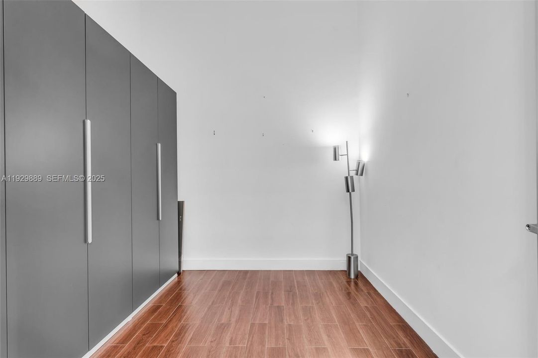 For Sale: $525,000 (1 beds, 1 baths, 763 Square Feet)
