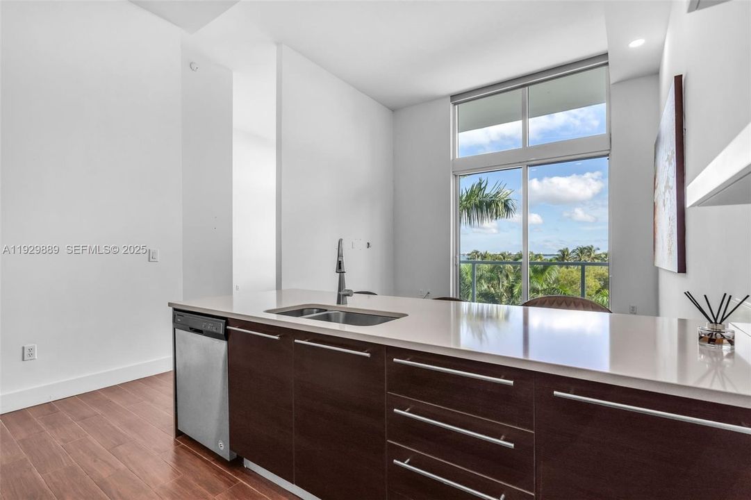 For Sale: $525,000 (1 beds, 1 baths, 763 Square Feet)