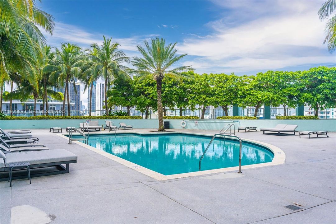 For Sale: $525,000 (1 beds, 1 baths, 763 Square Feet)