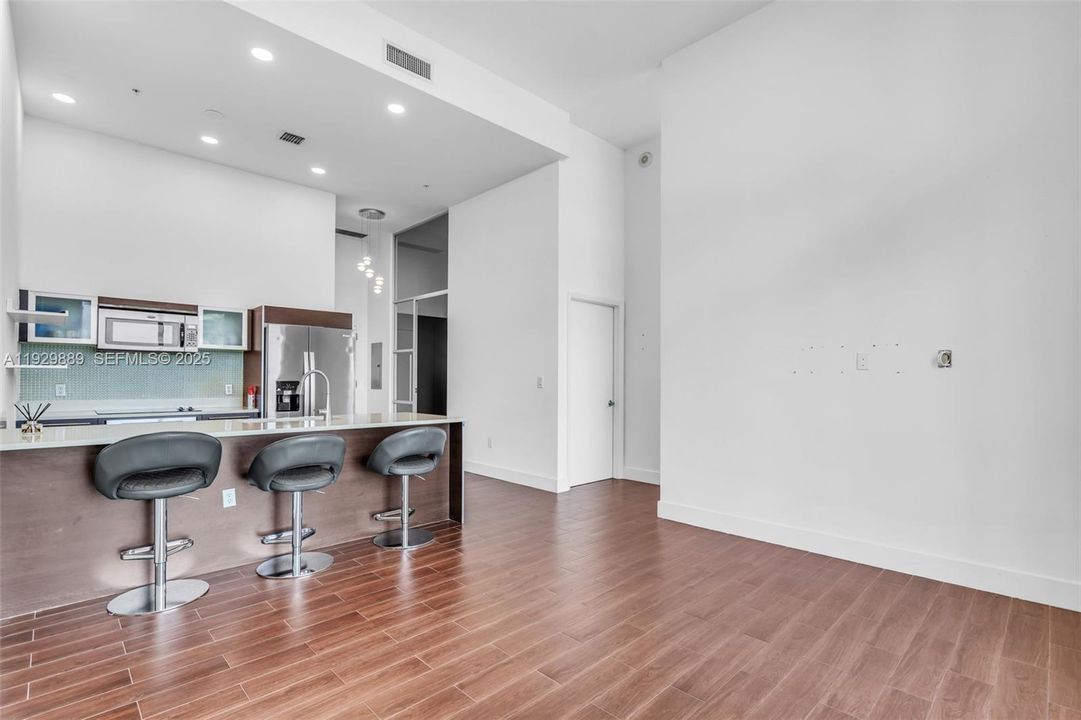 For Sale: $525,000 (1 beds, 1 baths, 763 Square Feet)