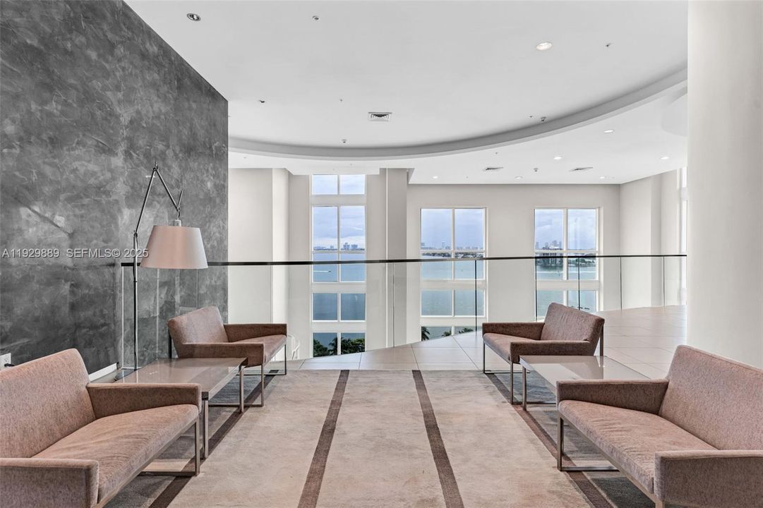 For Sale: $525,000 (1 beds, 1 baths, 763 Square Feet)