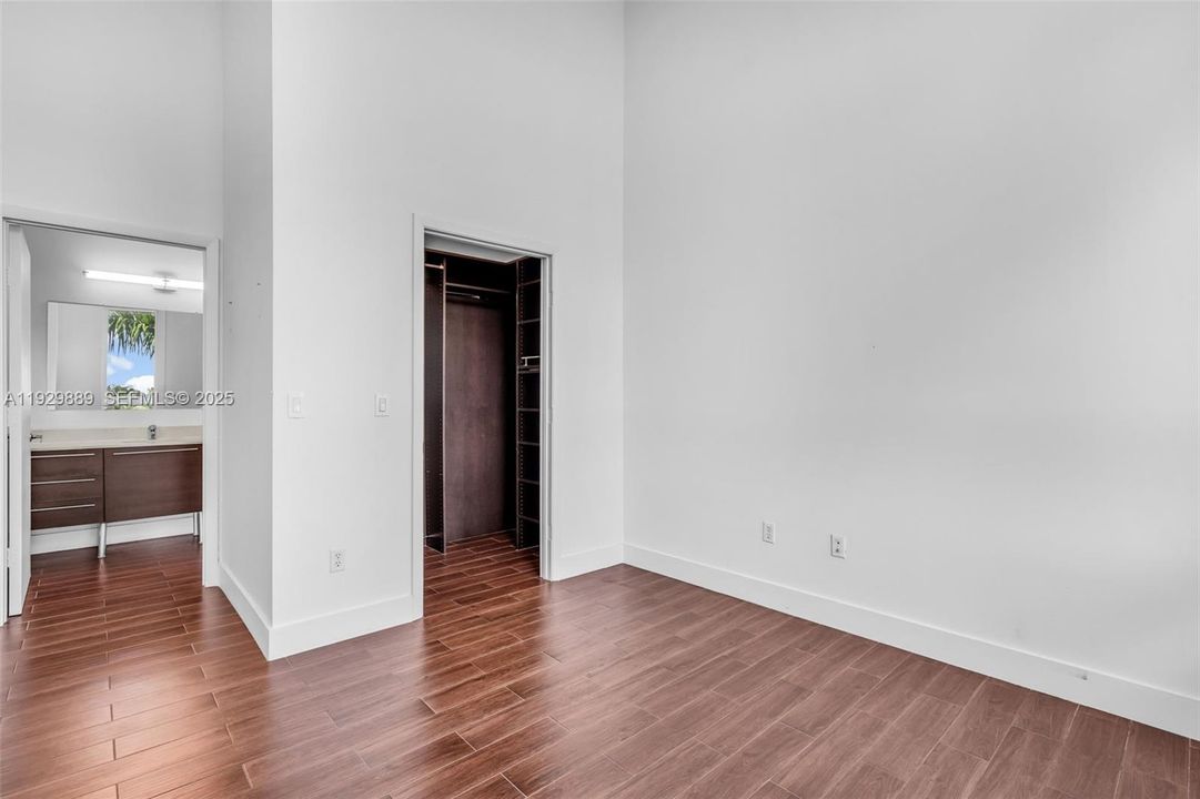 For Sale: $525,000 (1 beds, 1 baths, 763 Square Feet)