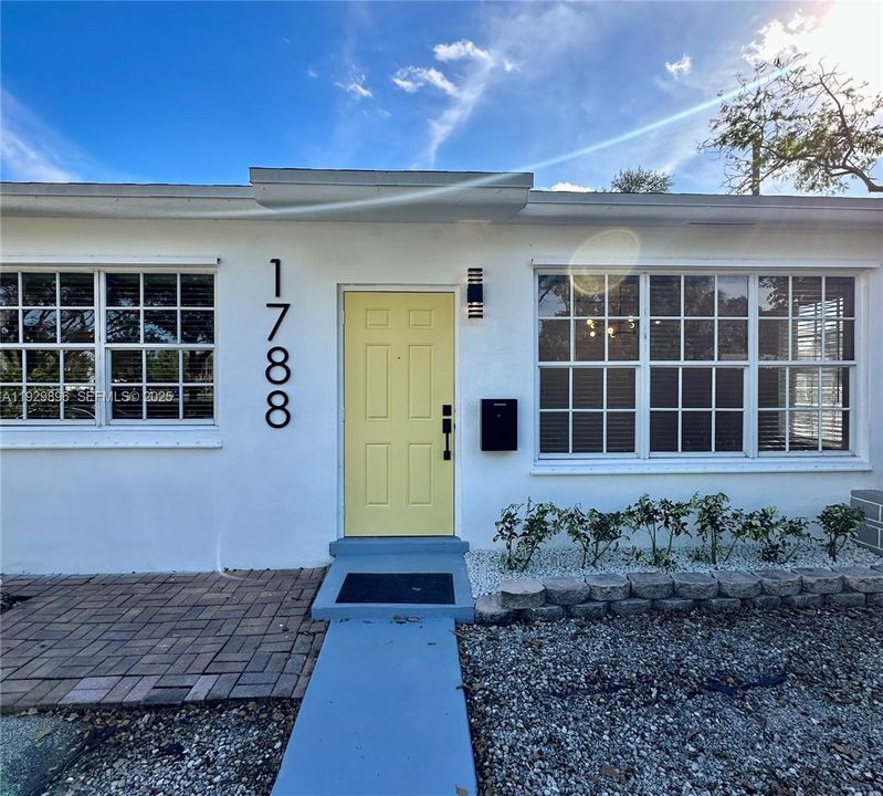 For Rent: $2,390 (2 beds, 1 baths, 900 Square Feet)