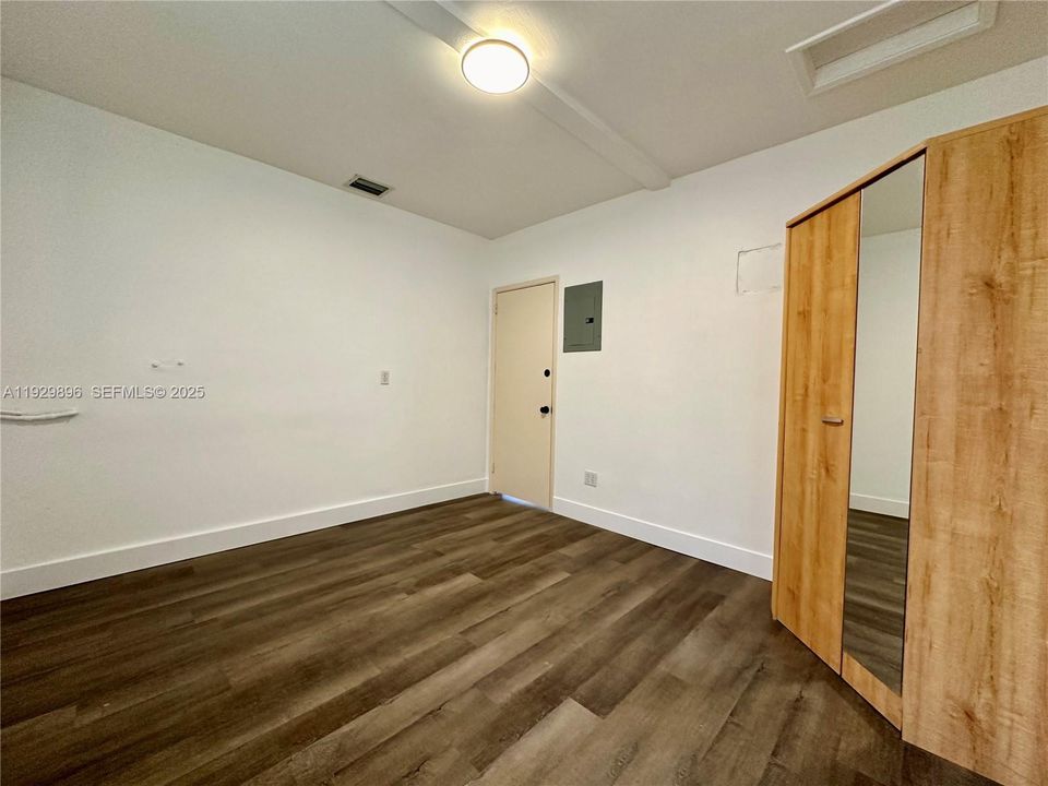 For Rent: $2,390 (2 beds, 1 baths, 900 Square Feet)