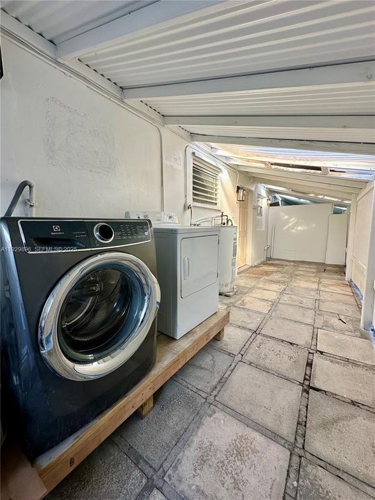 For Rent: $2,390 (2 beds, 1 baths, 900 Square Feet)