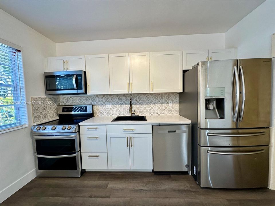 For Rent: $2,390 (2 beds, 1 baths, 900 Square Feet)