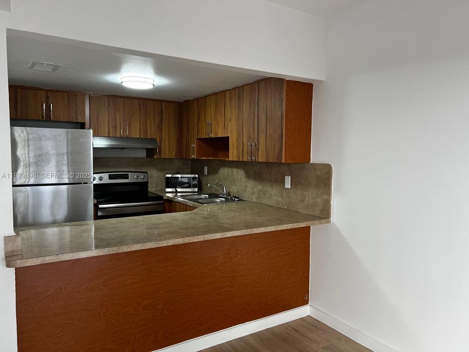 For Rent: $2,450 (2 beds, 1 baths, 913 Square Feet)